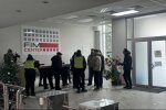 У Києві викрили масштабний шахрайський кол-центр із сотнями іноземців: "охоронці" напали на журналістів (оновлено)