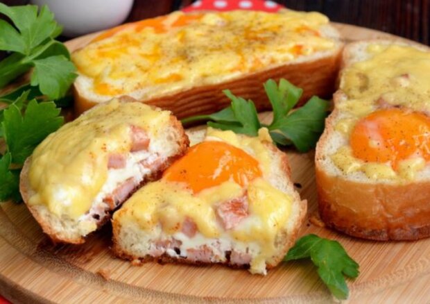 Теперь вы будете делать только так: рецепт быстрой яичницы на хлебе с колбасой и сыром