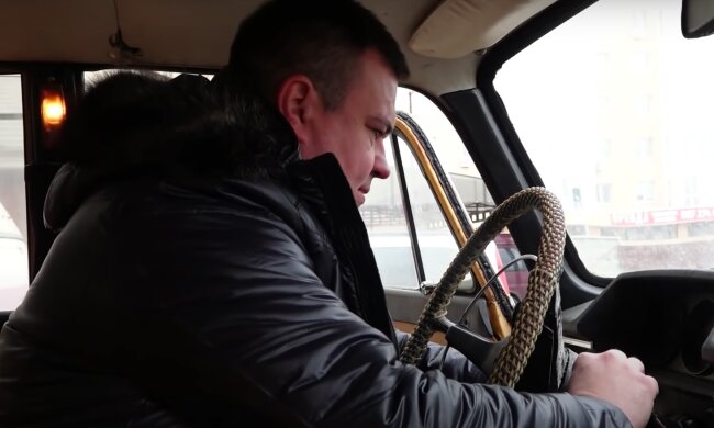 Запуск двигателя автомобиля "Москвич". Фото: скриншот Youtube-видео