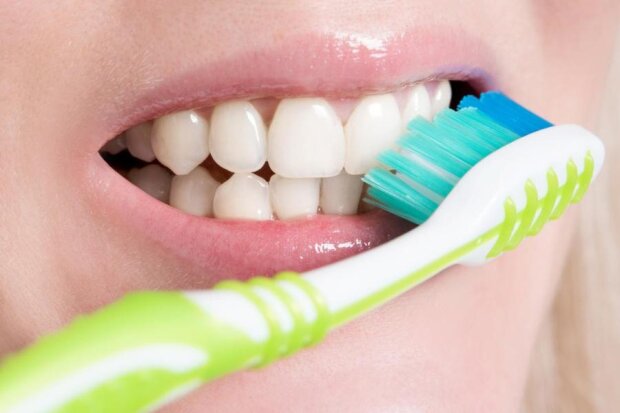 Будуть проблеми із зубами: чому не потрібно мочити зубну щітку перед тим, як ви наносите на неї пасту