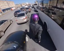 Городской сумасшедший: в Киеве мужчина разогнался на моноколесе выше 60 км/ч. Видео