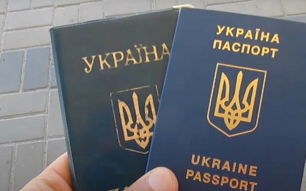 Паспорт. Фото: скріншот YouTube-відео