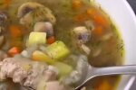 Куриный суп с грибами и рисом, кадр из видео