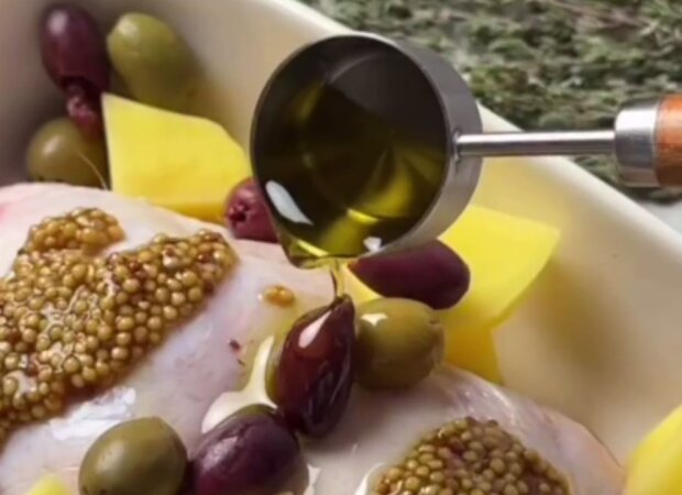 Курячі стегна в білому вині, кадр з відео