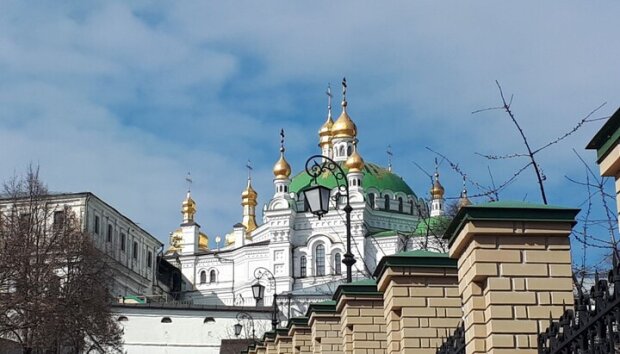 Это знак: на самом известном храме Киева кресты стали черного цвета. Фото