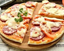 І не треба дзвонити до піцерії: рецепт найсмачнішої піци "Хвилинка", яка робиться на сковороді