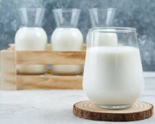 Для чего наши бабушки добавляли немножко соли в молоко: хитрость, которая пригодится