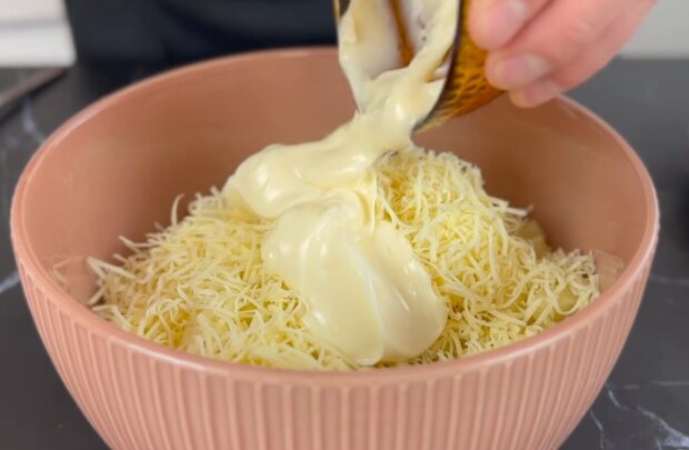 Салат с виноградом, кадр с видео