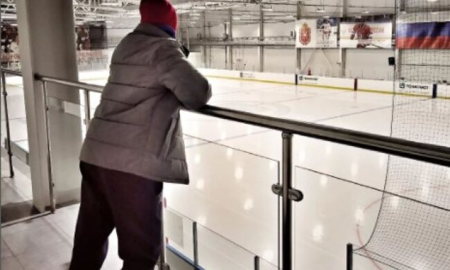 Россияне превратили известную ледовую арену в морг для своих военных. Фото