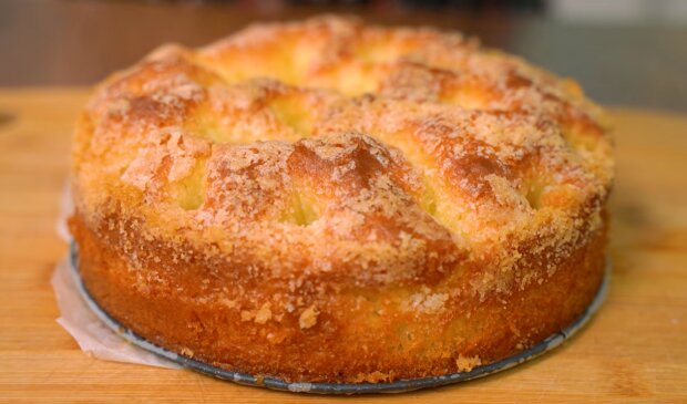 Рецепт аппетитного пирога со свежемороженой мойвой и луком . Фото: YouTube