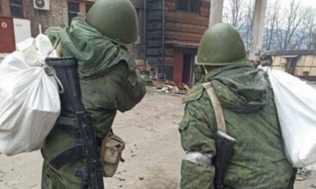 Лазять у радянських касках: як військові РФ біжать з мішками награбованого