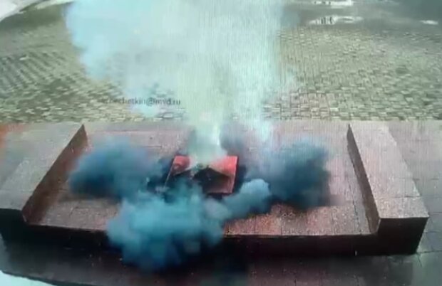 Мощно бабахнуло: под Москвой школьник положил огнетушитель в "Вечный огонь". Видео