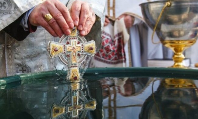 Как правильно хранить освященную воду и почему ее нельзя долго держать дома