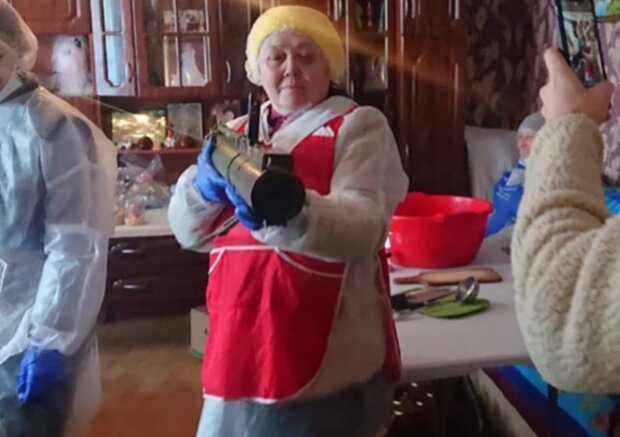 Бойова бабуся: Українська пенсіонерка з гранатометом послала Путіна самі знаєте, куди. Відео