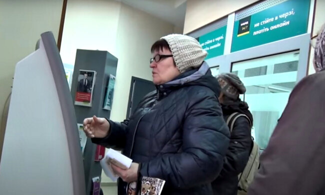 Отримання пенсії в "Ощадбанку". Фото: скріншот YouTube-відео.