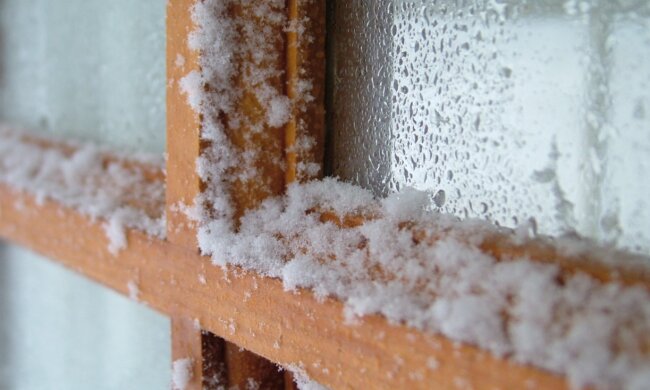 Вы точно удивитесь результату: как утеплить окна на время зимы, чтобы не задувало холод с улицы