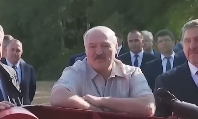 Лукашенко предупредил белорусов: "Опасность большая, переходим на военное время"