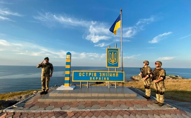 Это уже победа: над островом Змеиный подняли украинский флаг