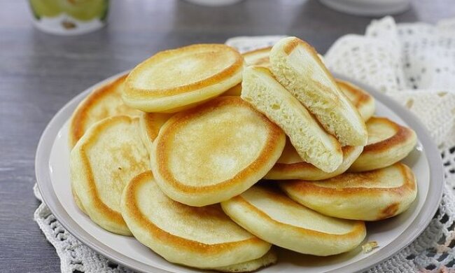 Дети съедают по 5 штук: как приготовить воздушные оладьи на йогурте. Золотистая корочка изумительна