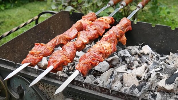 Канцерогены заполнят тело: это любимое мясо для шашлыков "заманивает" онкологию