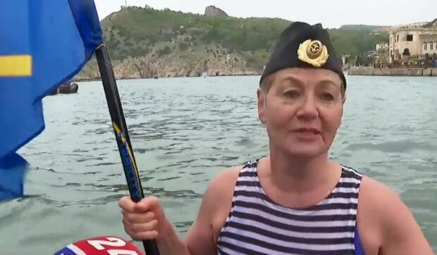 Полный абзац: россиян в Крыму заставили плавать в ледяной воде с флагами СССР, серпами и молотами. Видео