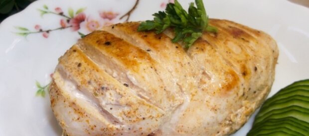 Это блюдо восхитит каждого гостя: рецепт нежной и сочной новогодней буженины из куриного филе