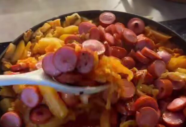 Тушёная капуста с картофелем и сосисками, кадр из видео