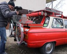 Українець перетворив "Запорожець" на справжній будинок на колесах. Можна переїжджати з міста до міста