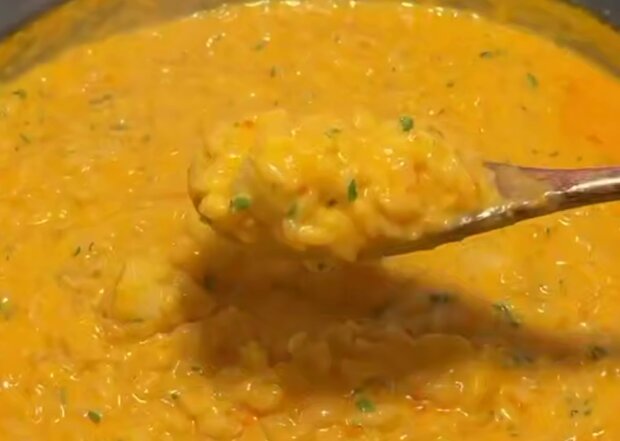 с печеными овощами и гребешками, кадр из видео