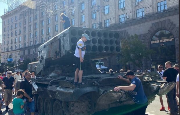 Парад розбитої техніки РФ на Хрещатику з'явилися фото. Чи захопили Київ за два дні?