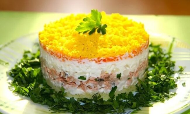 Навіть без жодного майонезу: новий рецепт салату "Мімоза", який готується з сиром