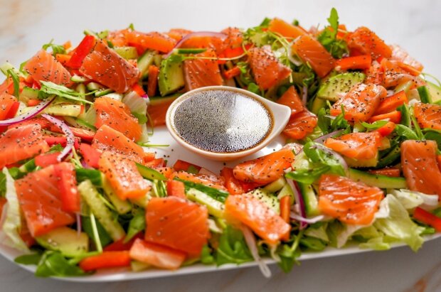 Салат с лососем, кадр из видео