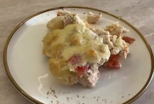 Запеканка с курицей и ананасами, кадр из видео