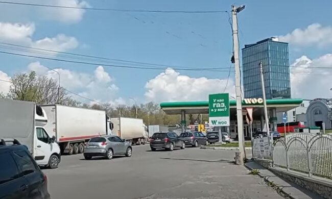 На відомій АЗС людям в бак помилково залили дизель з бензином. Фото