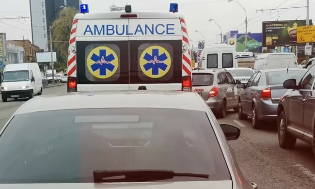 Пожежа в центрі Києва. Весь Хрещатик оповитий запахом гару, очевидці стривожені стовпом чорного диму
