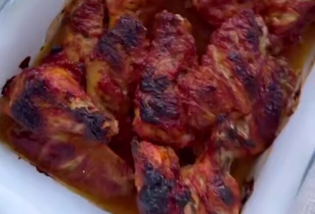 Курячі крильця в медово-томатному маринаді, кадр з відео