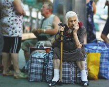 Пенсионеры едут за пенсией. Фото: sud.ua
