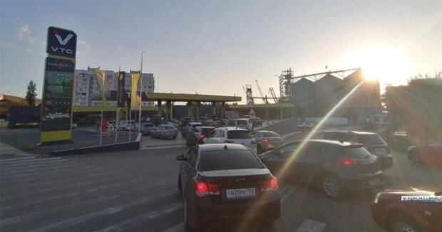 Паніка у Криму: палива немає, товари продаються з обмеженнями, росіяни масово біжать