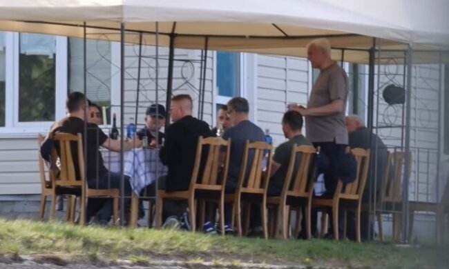 Не пьянка, а рабочая встреча: КГГА оправдало "алко-застолье" столичных чиновников