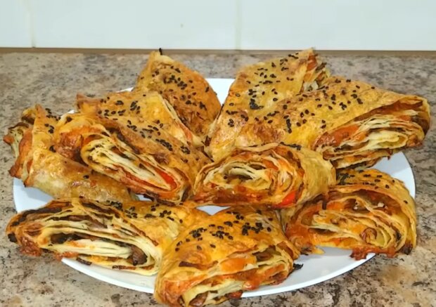 Рулет з лаваша з овочами та грибами, кадр з відео