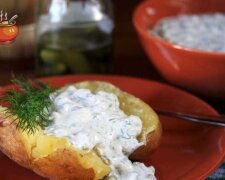 Идеальная закуска: как приготовить запеченную картошку под соусом из огурцов и селедочки. Рецепт
