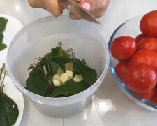 Даже рассол захочется выпить: рецепт малосольных помидоров с луком и листьями сельдерея