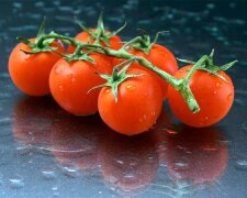Будут как домашние: хитрость, которая позволит сделать магазинные помидоры еще вкуснее