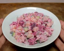 Как приготовить шведский закусочный салат с малосольной селедкой. Фото: YouTube