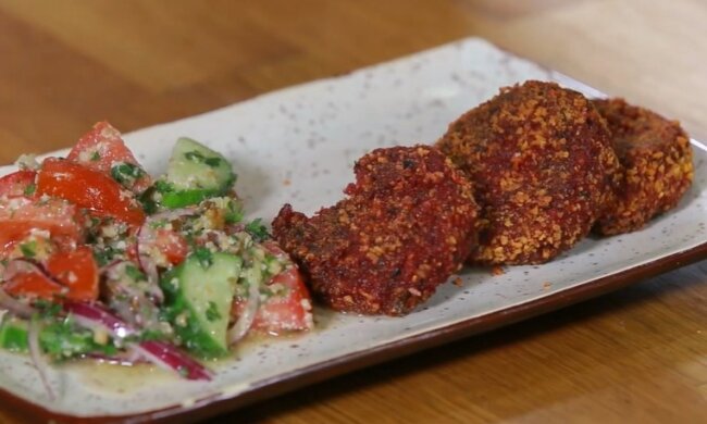 На мясе можно сэкономить: как приготовить котлеты из буряка. Рецепт