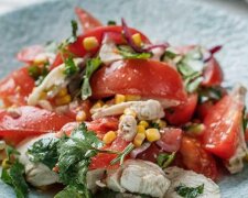 Салат з куркою, мацарелою та овочами