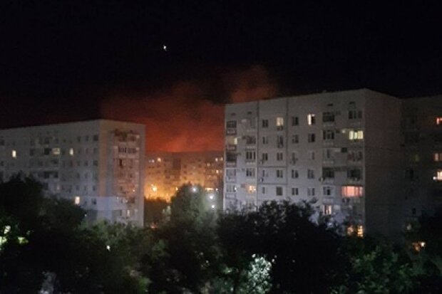 Палають житлові квартали, горять машини: Путін наказав зрівняти із землею Енергодар. Відео та фото