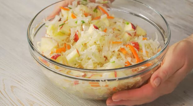 Рецепт диетического салата из квашеной капусты с добавлением апельсина. Фото: YouTube