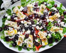 Очень полезно и необычно: рецепт витаминного салата с творогом, виноградом и мягким сыром
