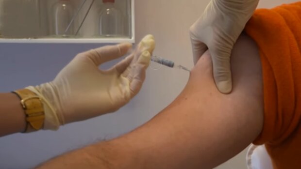 Прививка от ковид будет добровольной, но без нее никуда не пустят: Минздрав предупредил украинцев